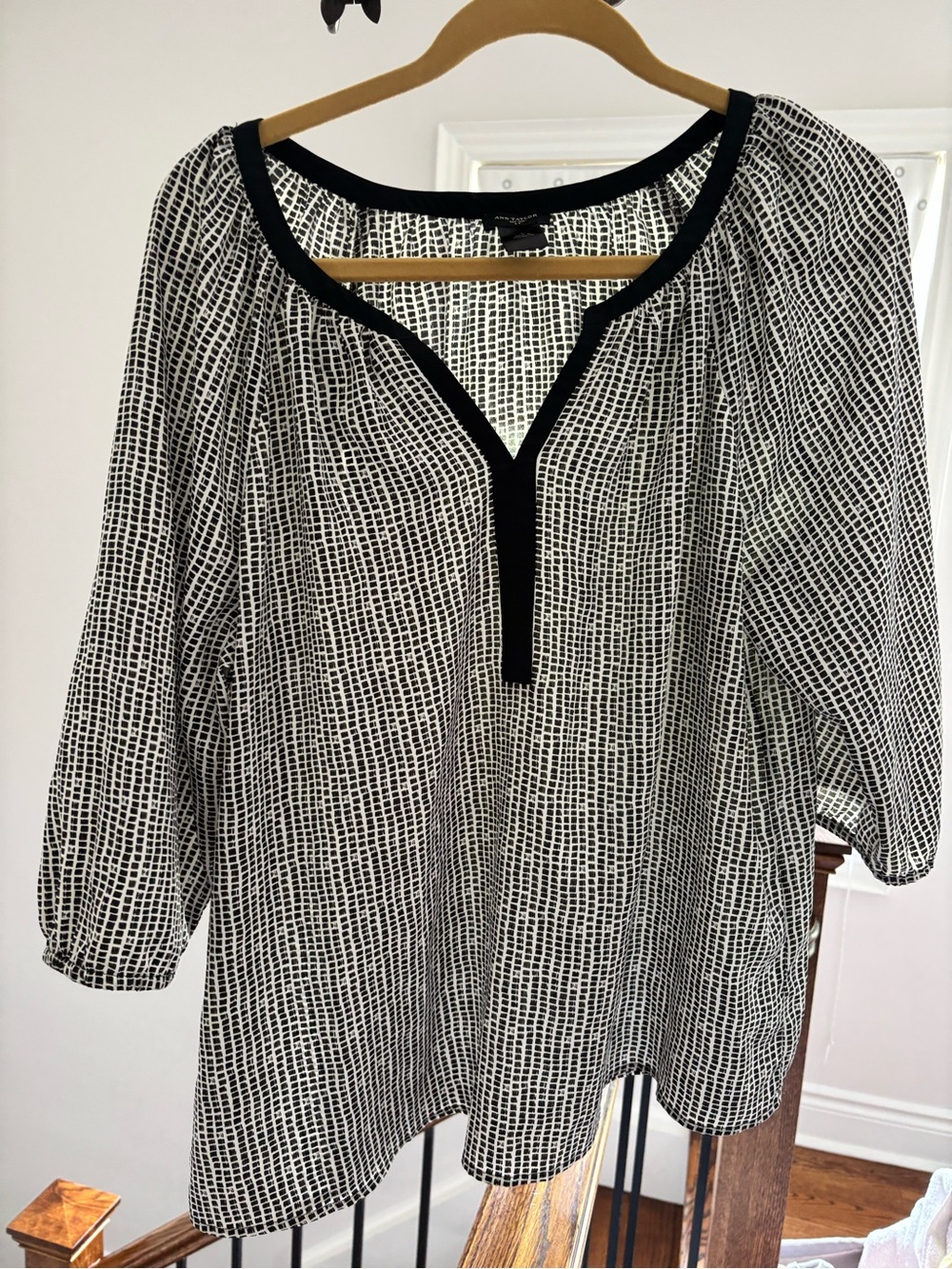 Ann Taylor B & W Patterned Women's Blouse - Classic Tunic Style